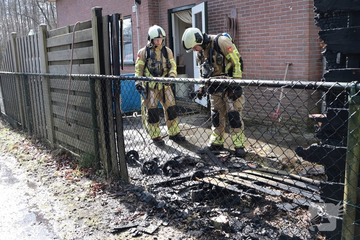 Brand in afvalbakken slaat over naar schutting