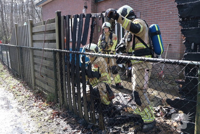 Brand in afvalbakken slaat over naar schutting