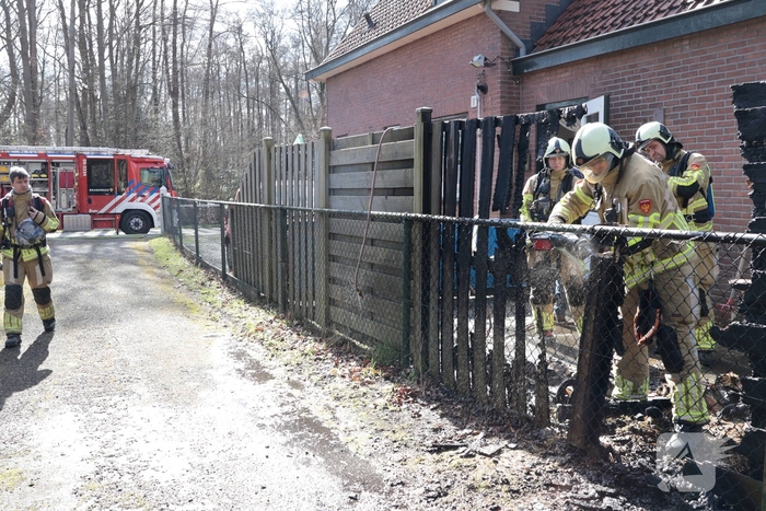 Brand in afvalbakken slaat over naar schutting