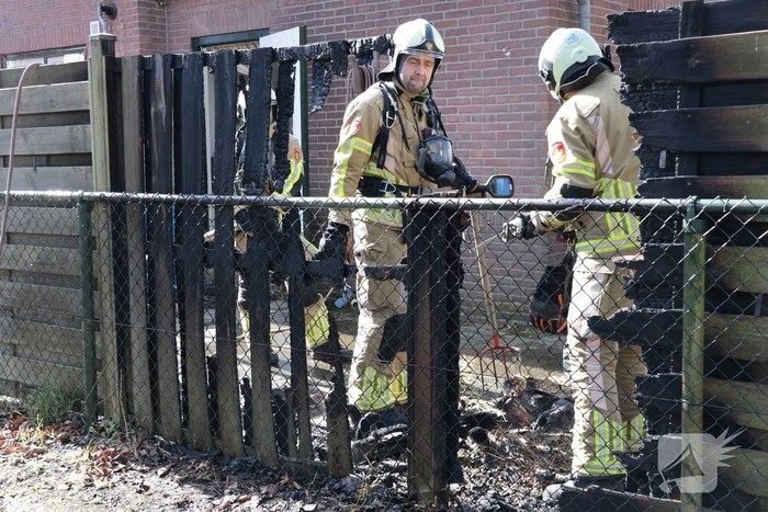 Brand in afvalbakken slaat over naar schutting