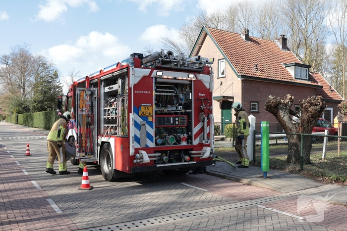 Brand in afvalbakken slaat over naar schutting