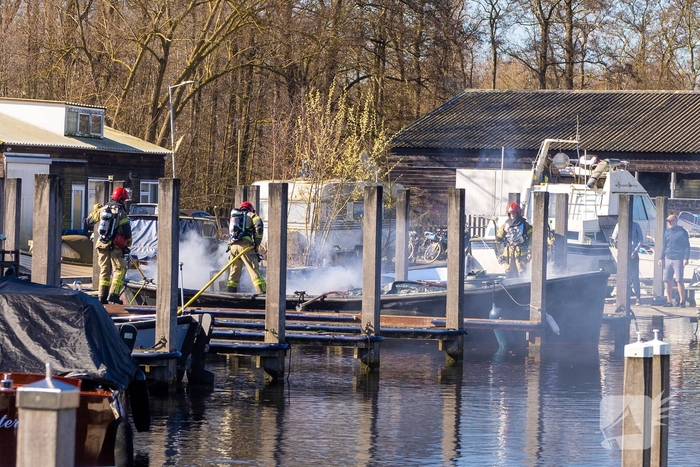 Brand verwoest pleziervaartuig in jachthaven