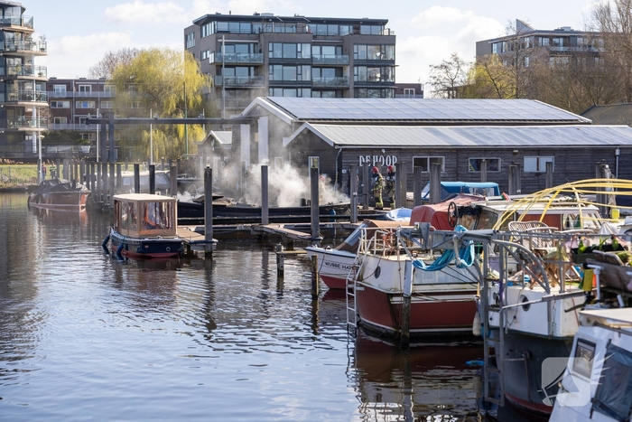 Brand verwoest pleziervaartuig in jachthaven
