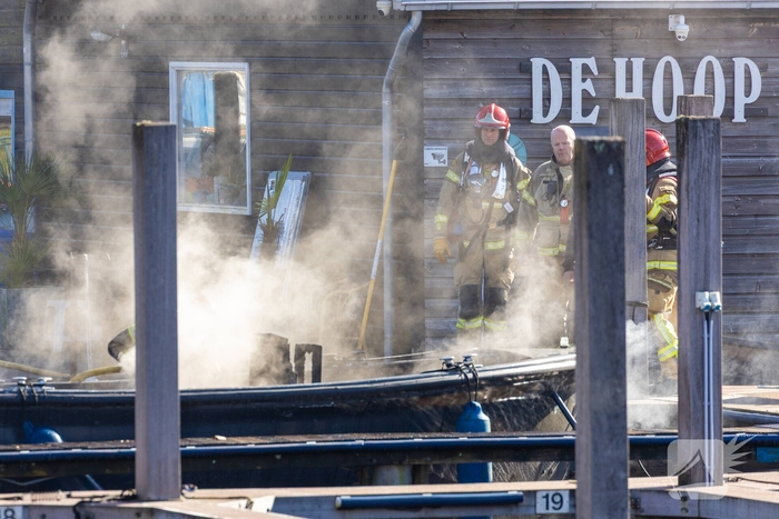 Brand verwoest pleziervaartuig in jachthaven