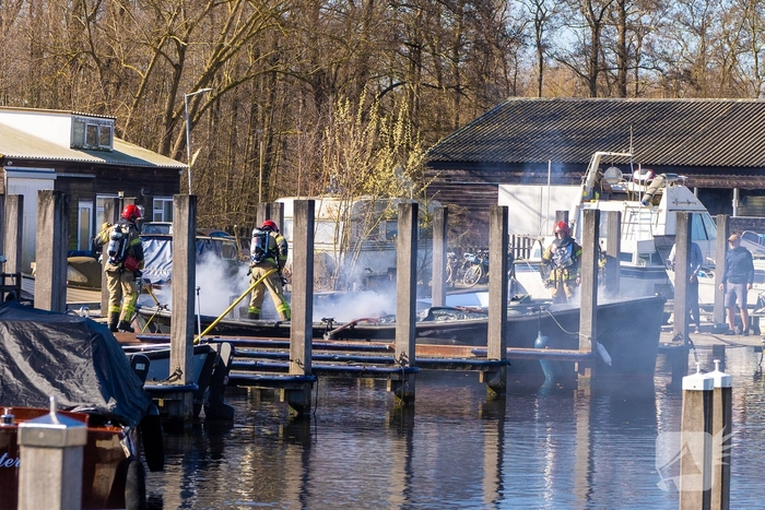 Brand verwoest pleziervaartuig in jachthaven