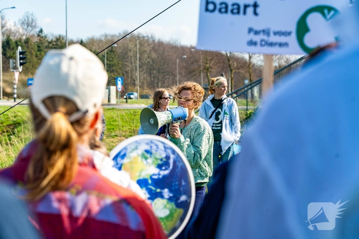 Tweede Kamerlid spreekt tijdens protest