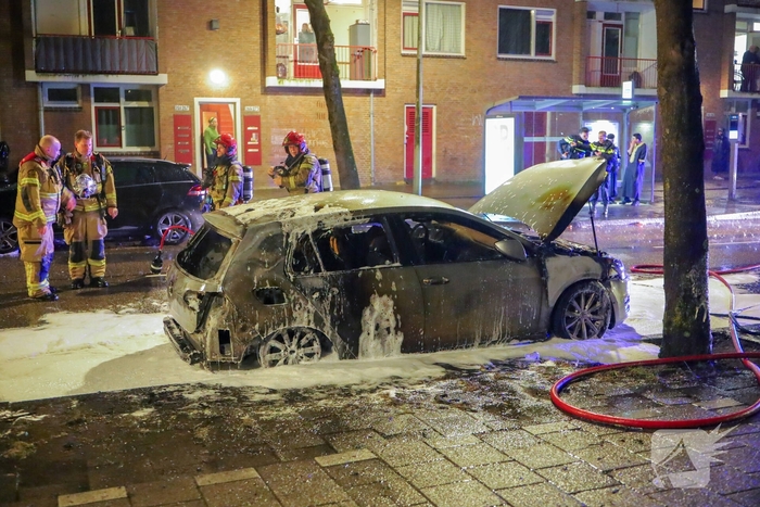 Taxi gaat in vlammen op vermoedelijke brandstichting
