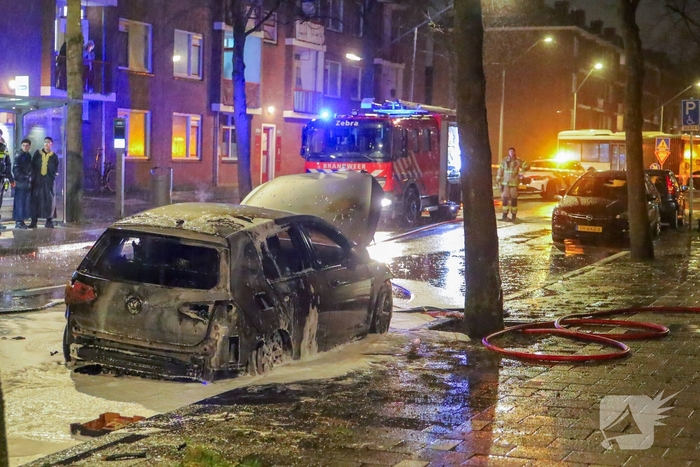 Taxi gaat in vlammen op vermoedelijke brandstichting