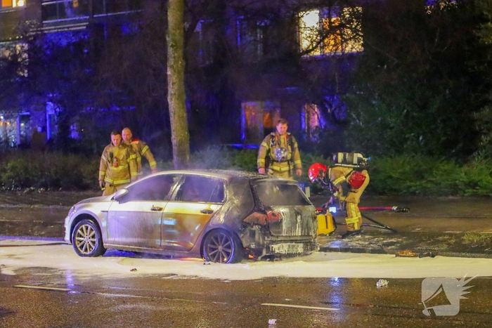 Taxi gaat in vlammen op vermoedelijke brandstichting
