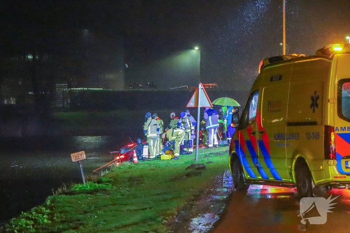 Voertuig te water in Vijfhuizen