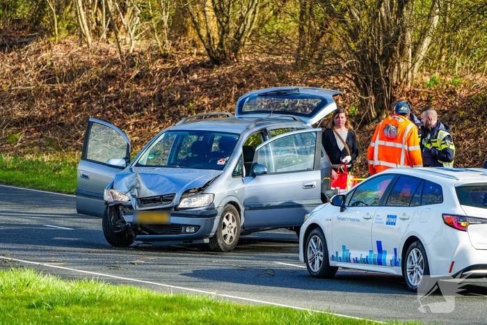 Ongeval veroorzaakt verkeershinder door beschadigde auto's