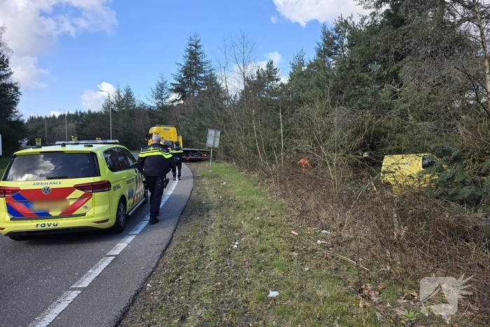 Bus raakt van de weg en belandt in bosje