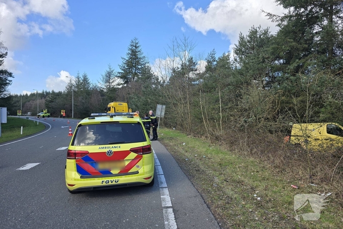 Bus raakt van de weg en belandt in bosje