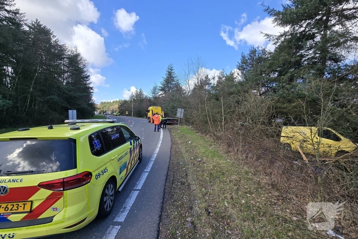 Bus raakt van de weg en belandt in bosje