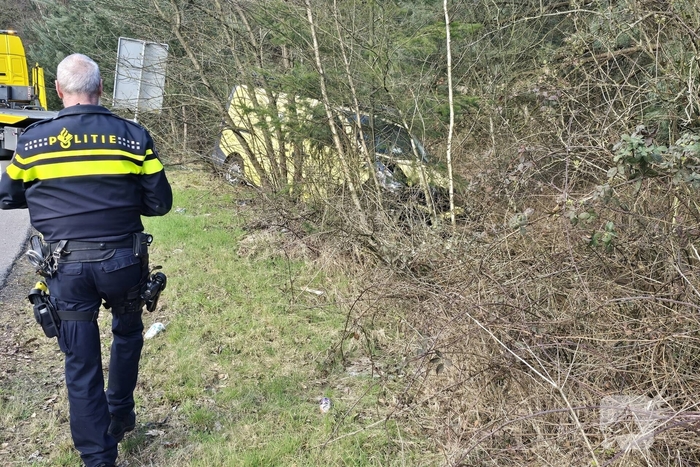Bus raakt van de weg en belandt in bosje