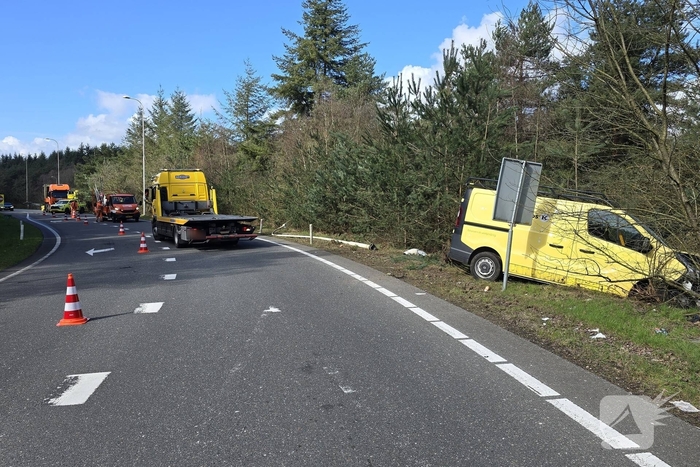 Bus raakt van de weg en belandt in bosje