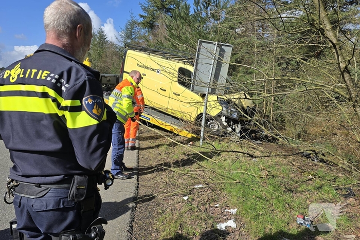 Bus raakt van de weg en belandt in bosje
