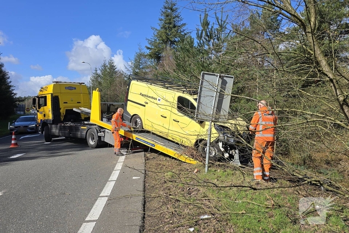 Bus raakt van de weg en belandt in bosje
