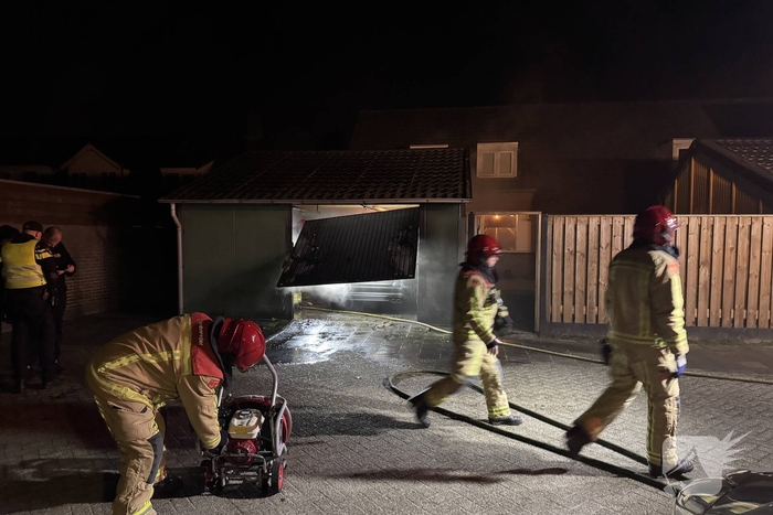 Brand bij garage veroorzaakt schade
