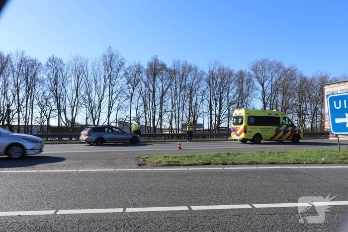 Weg afgesloten na ongeval met bestelbus