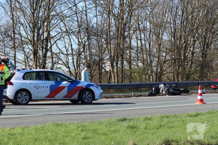 Weg afgesloten na ongeval met bestelbus