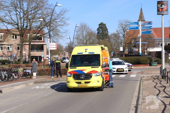 Fietser geraakt door afslaande auto