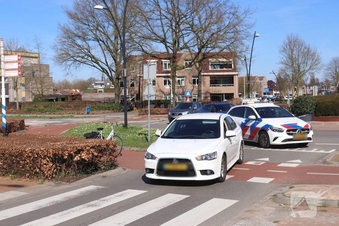 Fietser geraakt door afslaande auto