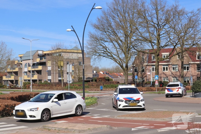 Fietser geraakt door afslaande auto