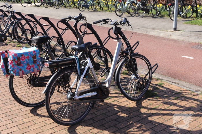 Fietser geraakt door afslaande auto