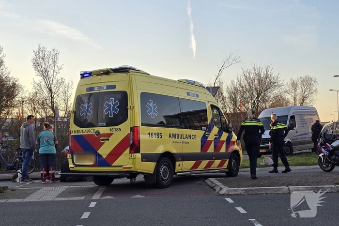 Fietser botst met werkbus