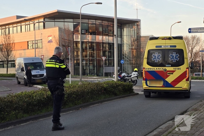 Fietser botst met werkbus