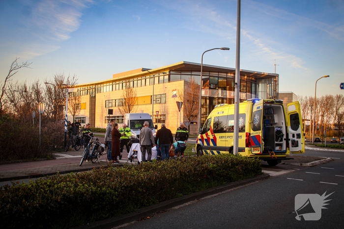 Fietser botst met werkbus