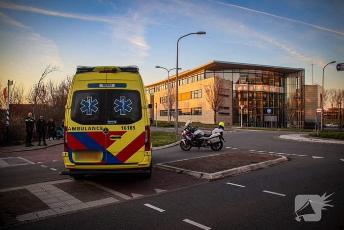 Fietser botst met werkbus