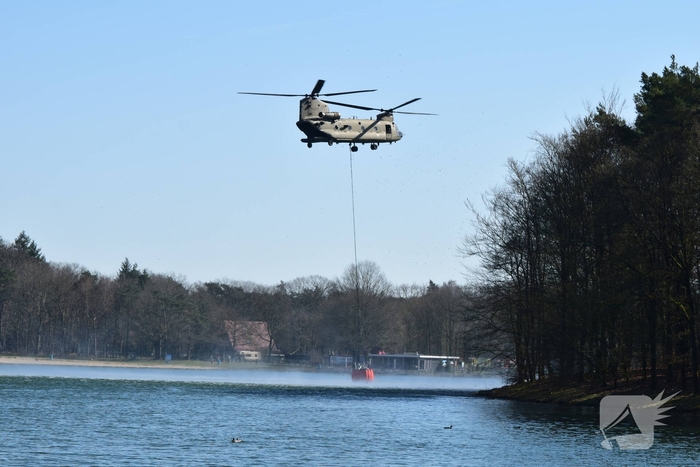 Chinook-helikopters oefenen met brandbestrijding