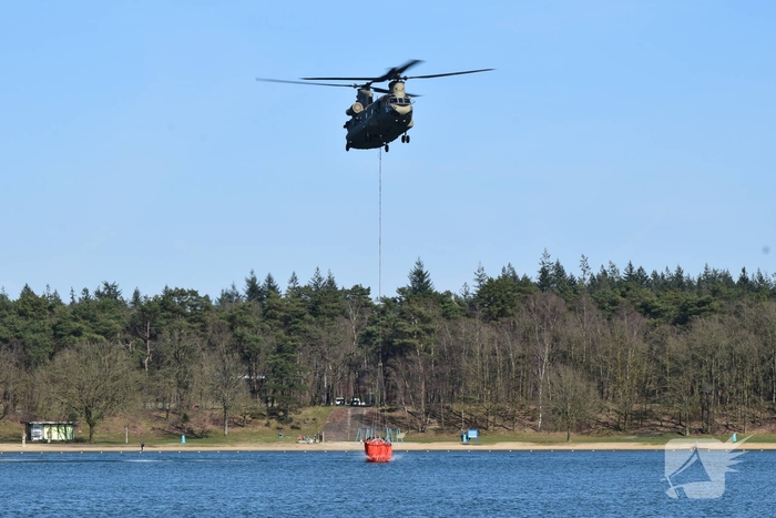 Chinook-helikopters oefenen met brandbestrijding