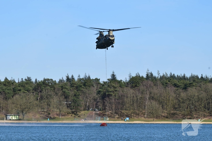 Chinook-helikopters oefenen met brandbestrijding