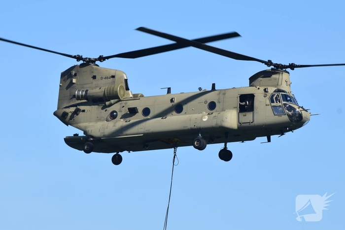 Chinook-helikopters oefenen met brandbestrijding
