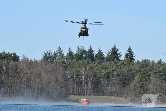 Chinook-helikopters oefenen met brandbestrijding