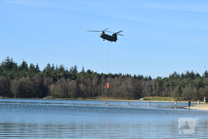 Chinook-helikopters oefenen met brandbestrijding