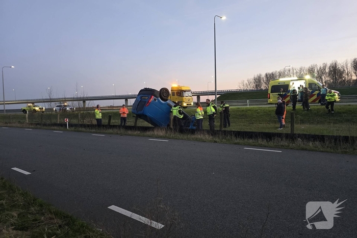 Bestuurder onder invloed aangehouden na op de kop slaan met voertuig