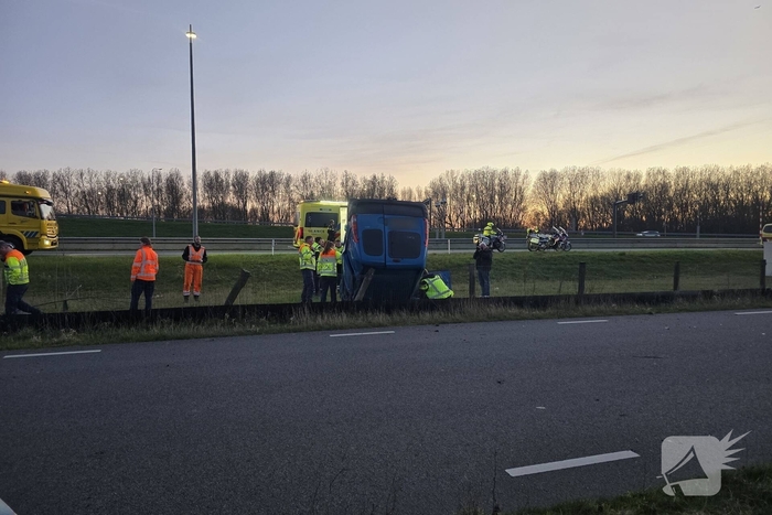 Bestuurder onder invloed aangehouden na op de kop slaan met voertuig