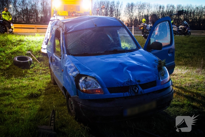 Bestuurder onder invloed aangehouden na op de kop slaan met voertuig