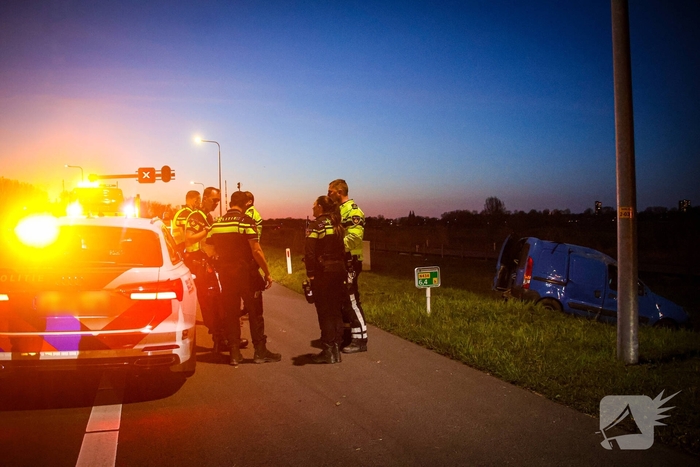 Bestuurder onder invloed aangehouden na op de kop slaan met voertuig