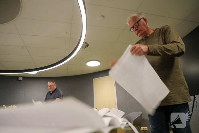 Tellen van stemmen in gemeentehuis
