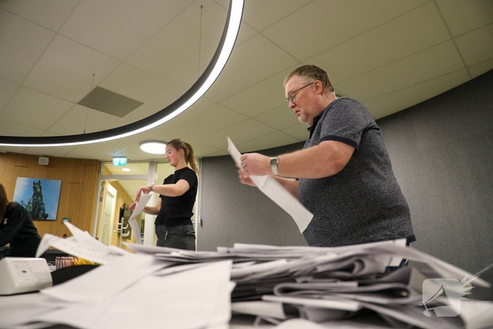 Tellen van stemmen in gemeentehuis