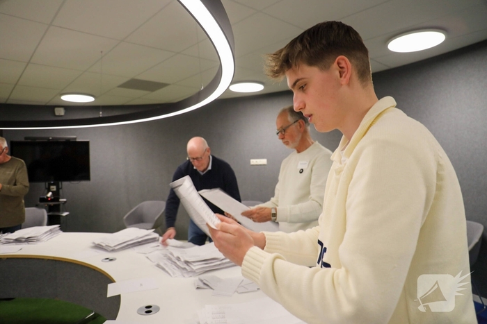 Tellen van stemmen in gemeentehuis