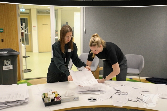 Tellen van stemmen in gemeentehuis