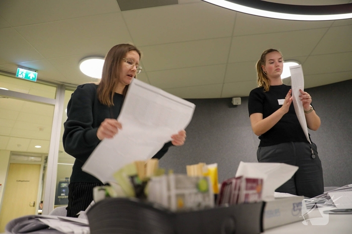 Tellen van stemmen in gemeentehuis