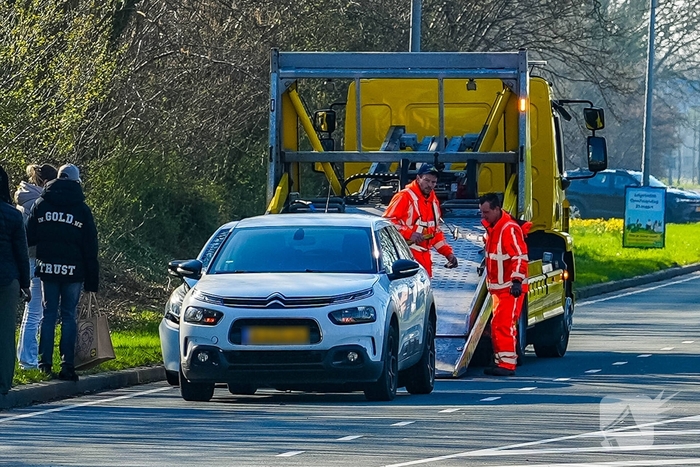 Botsing leidt tot schade aan voertuigen