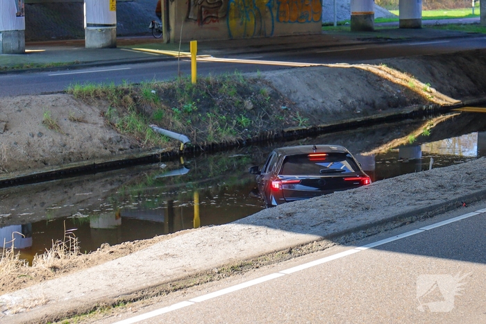 Auto te water bij snelwegafrit